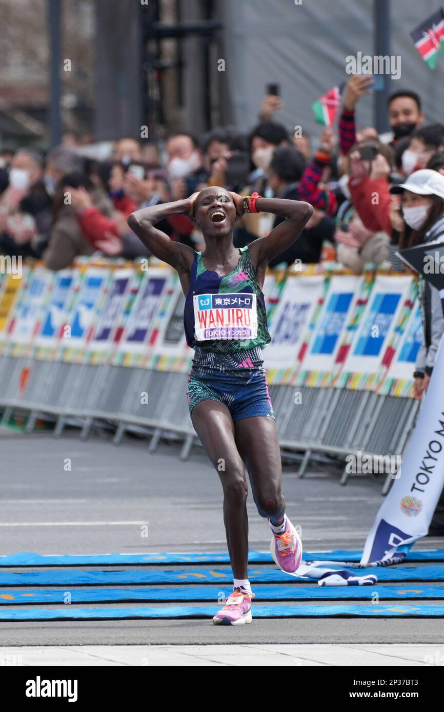 Tokio, Japan. 5. März 2023. Rosemary Wanjiru aus Kenia überquert die Ziellinie, nachdem er am 5. März 2023 beim Tokio Marathon 2023 in Tokio, Japan, den Titel der Frauen gewonnen hat. Kredit: Zhang Xiaoyu/Xinhua/Alamy Live News Stockfoto