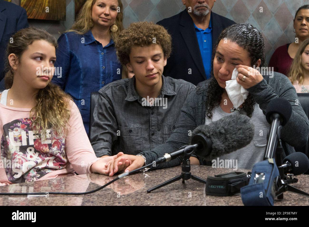 Hannah Overton wipes a tear away from her cheek as she remembers her deceased son Andrew Burd during a press conference at attorney David Jones law offices Thursday, April 9, 2015, in Corpus Christi, Texas. The capital murder case against Overton was dismissed on Wednesday in which Overton was accused of murdering Burd in 2006. (AP Photo/Corpus Christi Caller-Times, Andrew Mitchell) Stockfoto