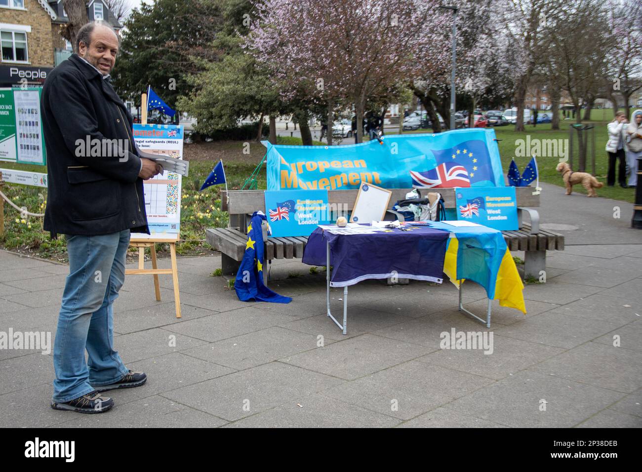 West London, Großbritannien – 4. März 2023: Mehr als drei Jahre nach dem Brexit hielt eine Gruppe von Anti-Brexit-Demonstranten in West London an der historischen Stätte der Schlacht von Turnham Green eine Demonstration ab. Sie forderten die Menschen auf, Petitionen zu unterzeichnen, und forderten, dass das Vereinigte Königreich wieder der EU beitreten solle. Kredit: Sinai Noor/Alamy Live News Stockfoto