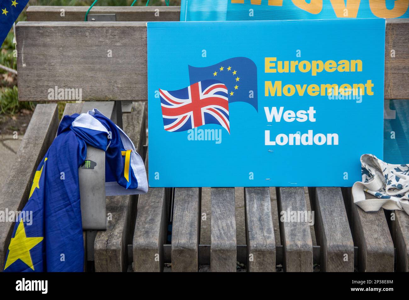 West London, Großbritannien – 4. März 2023: Mehr als drei Jahre nach dem Brexit hielt eine Gruppe von Anti-Brexit-Demonstranten in West London an der historischen Stätte der Schlacht von Turnham Green eine Demonstration ab. Sie forderten die Menschen auf, Petitionen zu unterzeichnen, und forderten, dass das Vereinigte Königreich wieder der EU beitreten solle. Kredit: Sinai Noor/Alamy Live News Stockfoto