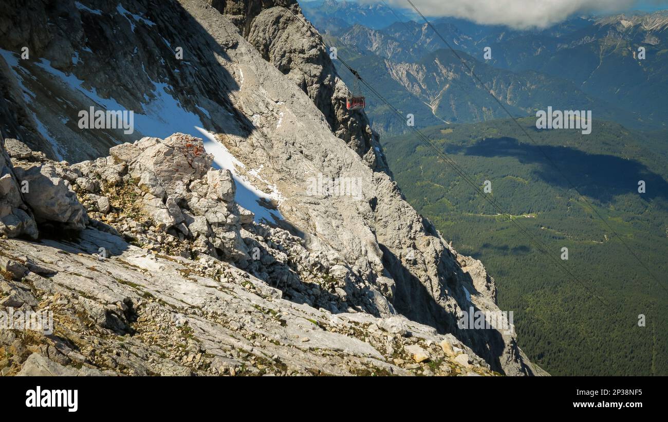 Blick auf die absteigende Seilbahn oder Gondel. Zugspitze-Massiv in den bayerischen alpen Stockfoto
