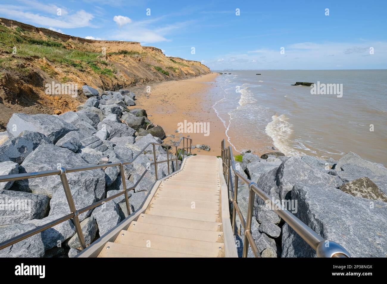 Crag Walk Granitfelsenpanzerung Teil des Coastal Management Scheme für Walton-on-the-Naze, Essex, Vereinigtes Königreich. Stockfoto