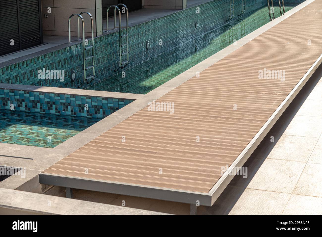 Terrasse aus Verbundwerkstoff am Rand des Swimmingpools Stockfoto