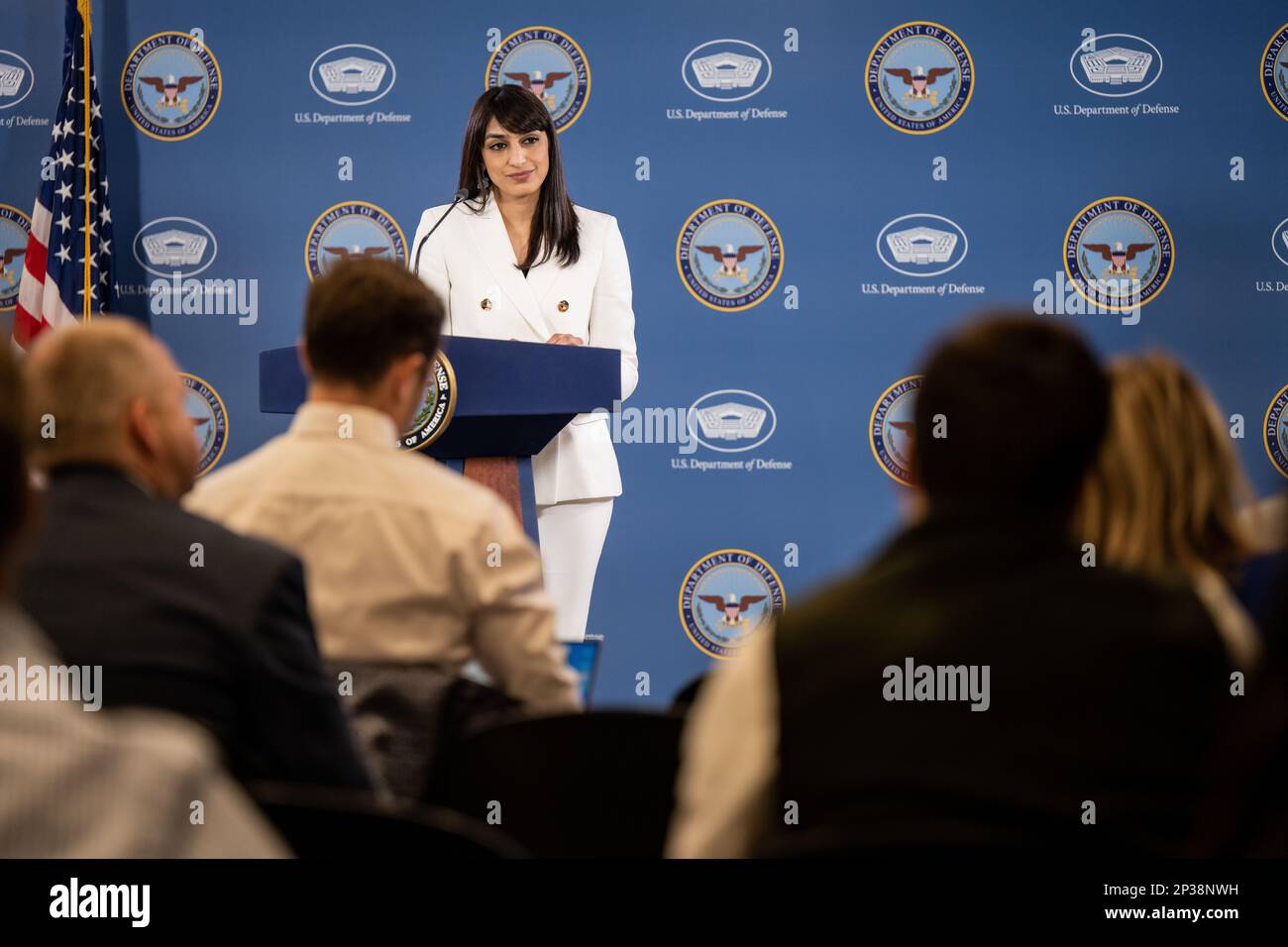 Stellvertretende Pentagon-Pressesprecherin Sabrina Singh spricht während einer Pressebriefing vor der Kamera im Pentagon, Washington, D.C., am 22. Februar 2022. Stockfoto