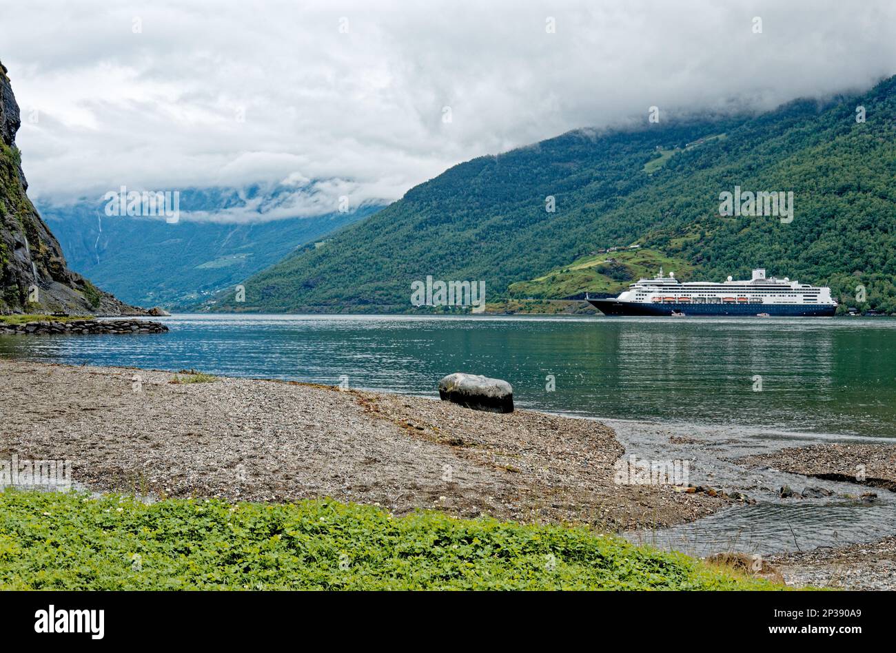 Reiseziel Nordeuropa: Frau Rotterdam Kreuzfahrtschiff in Flam Norwegen. Wunderschöne Aussicht auf norwegische Landschaft in Flam. 15. vom Juli 2012 Stockfoto