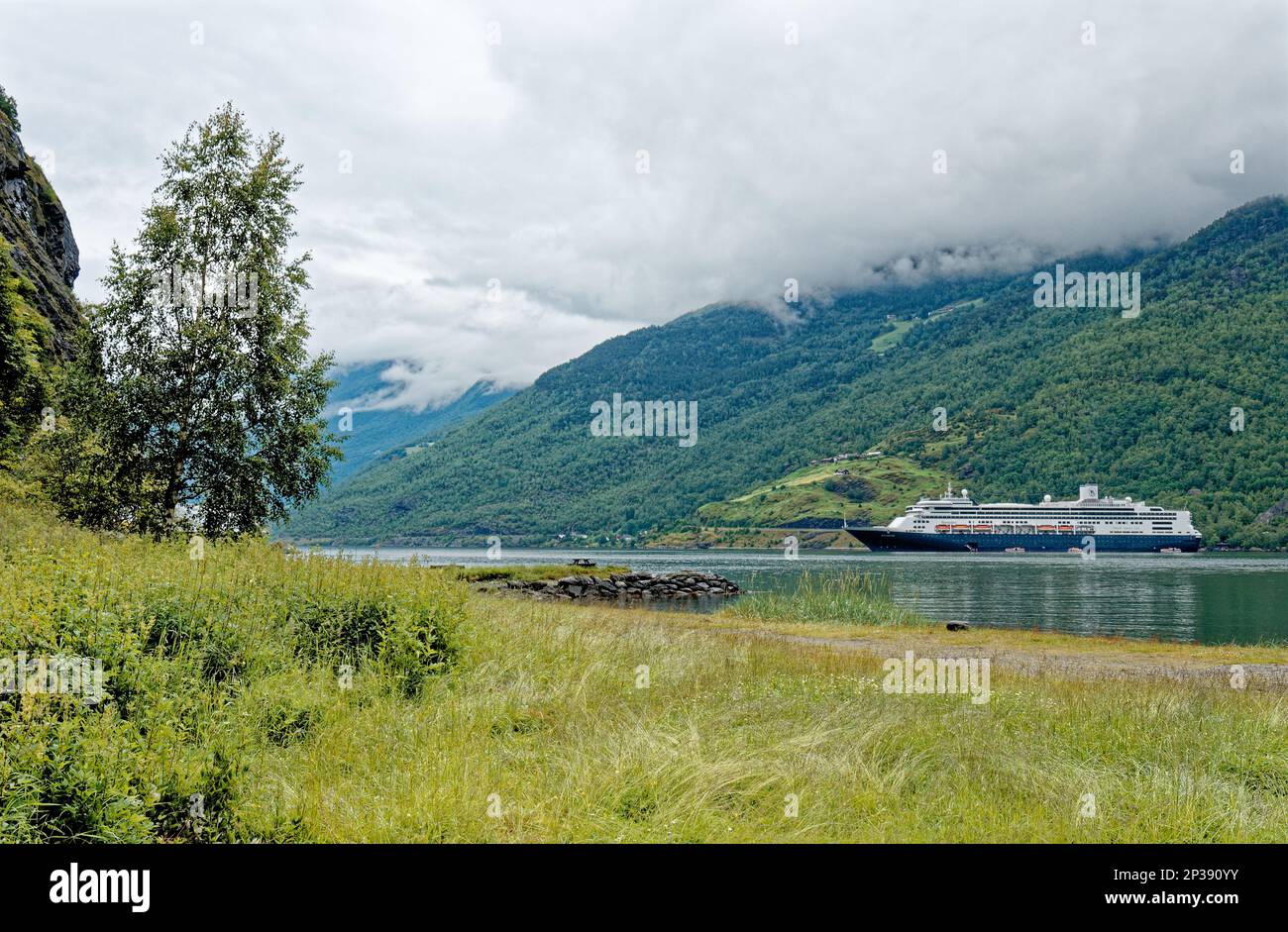 Reiseziel Nordeuropa: Frau Rotterdam Kreuzfahrtschiff in Flam Norwegen. Wunderschöne Aussicht auf norwegische Landschaft in Flam. 15. vom Juli 2012 Stockfoto