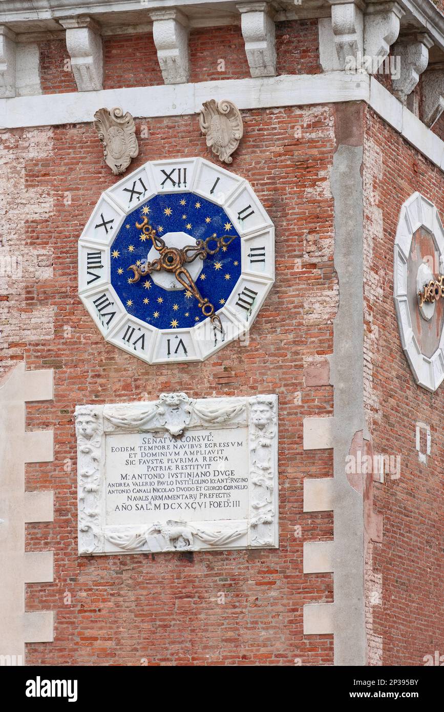 Aussichtsturm mit alter Uhr im historischen venezianischen Arsenal- und Marinemuseum Stockfoto