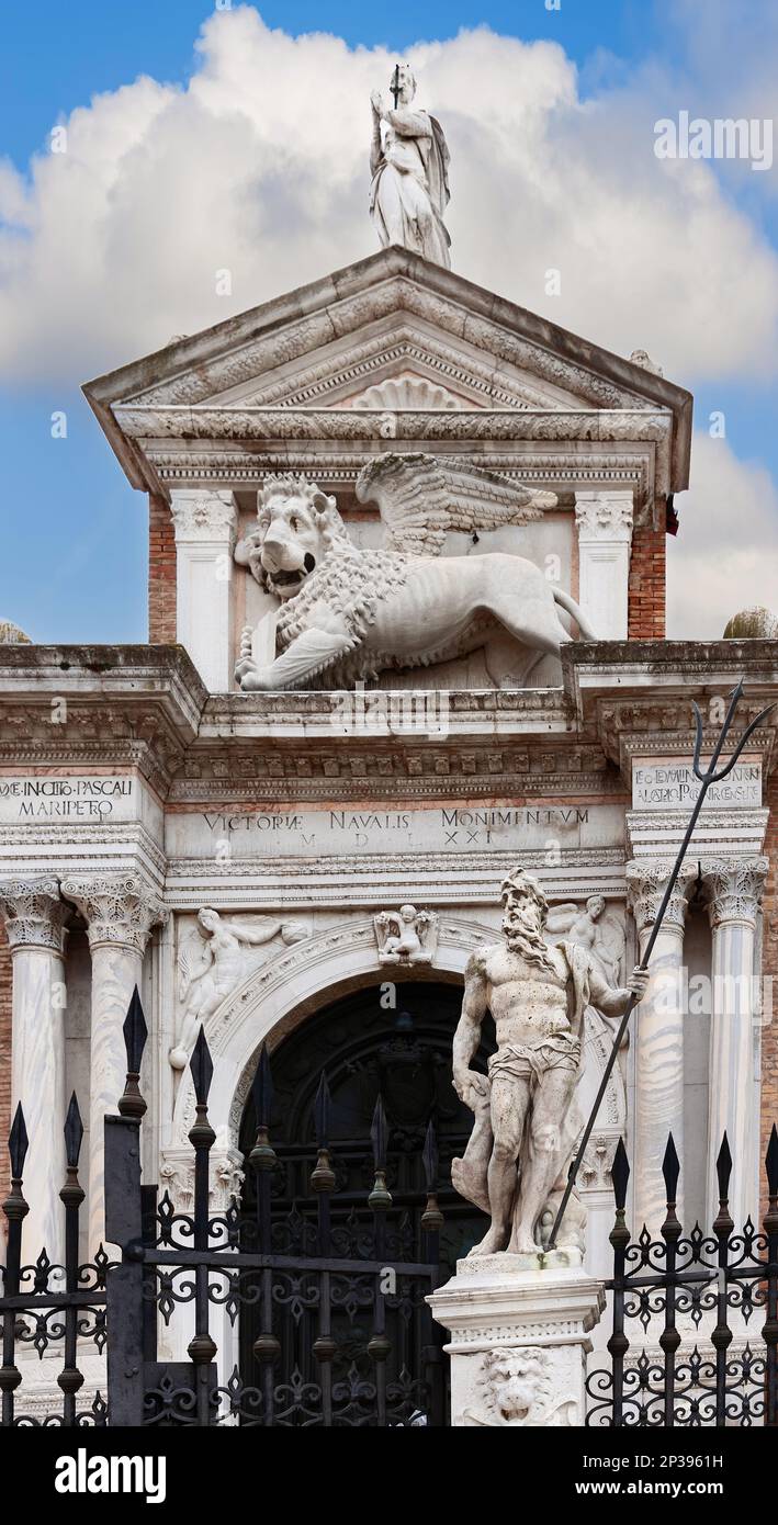 Haupteingang zum venezianischen Arsenal- und Marinemuseum mit einer Statue von Neptun auf der rechten Seite (vertikales Foto) Stockfoto