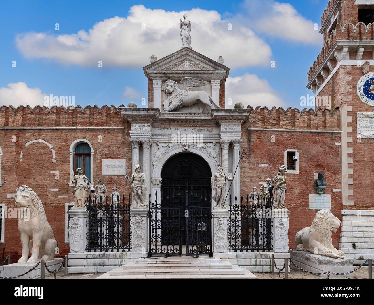 Reich dekoriert mit Statuen und Löwen, der Haupteingang zum venezianischen Arsenal- und Marinemuseum Stockfoto