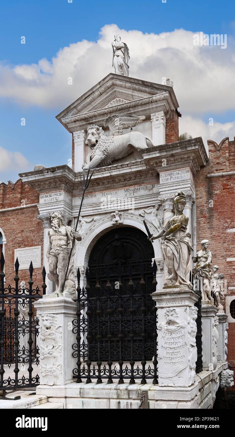 Dekoriert mit Statuen, der Haupteingang (Porta Magna) zum venezianischen Arsenal und Marinemuseum Stockfoto