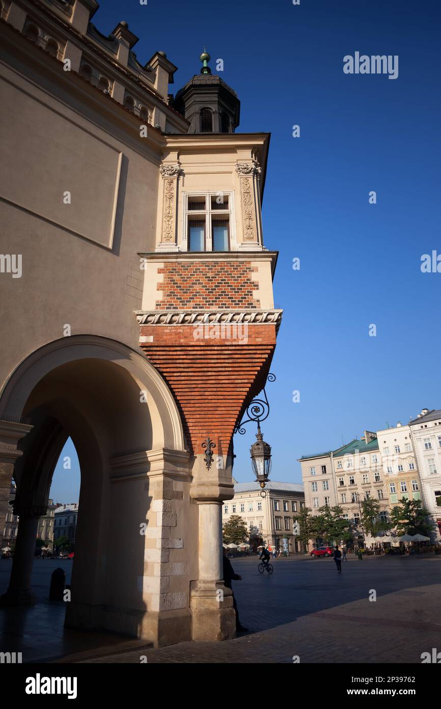 Das Erkerfenster ragt aus der Ecke der Renaissance Tuchhalle (Sukiennice) in Krakau, Polen. Stockfoto