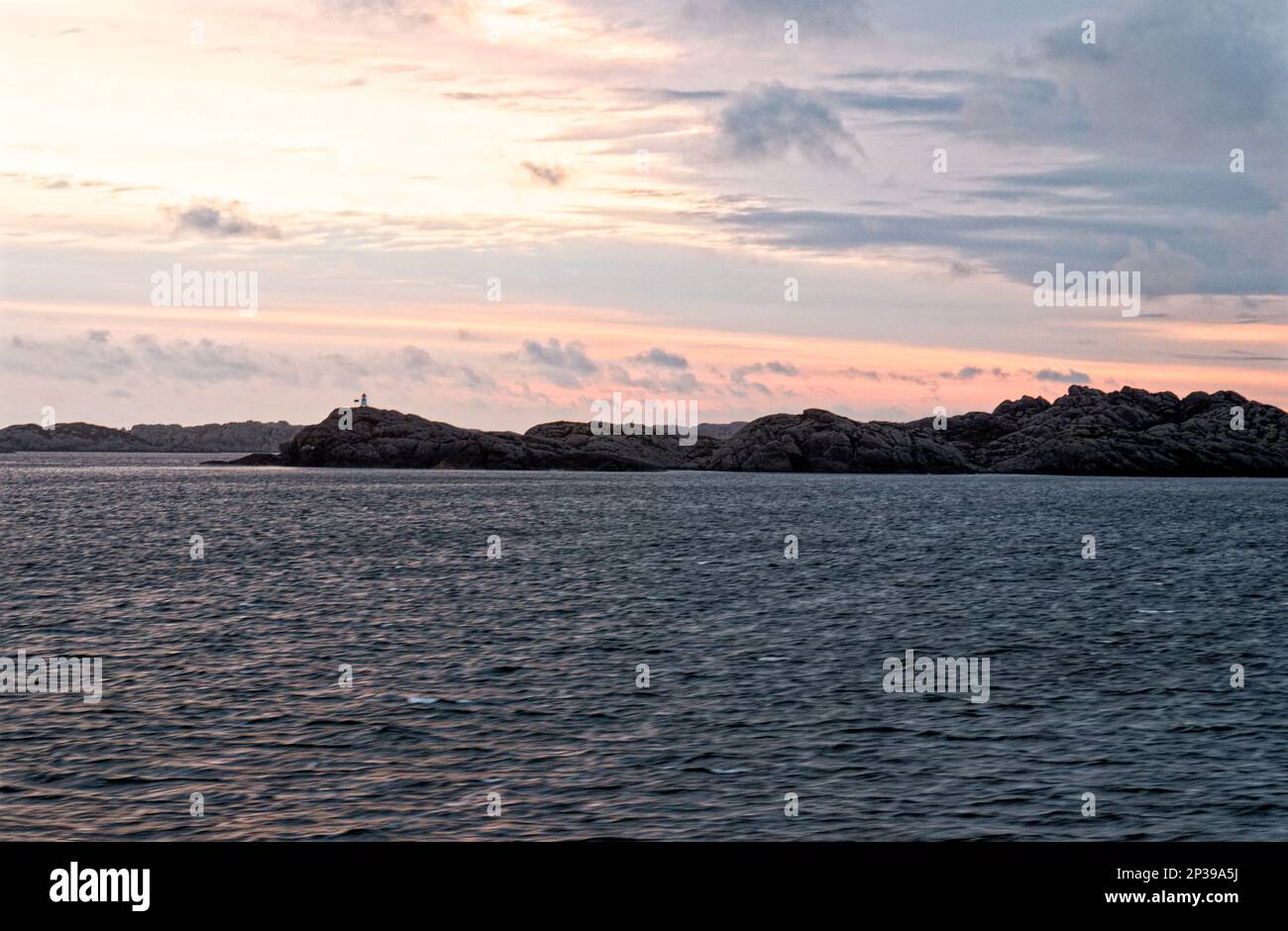 Sonnenuntergang über dem Aurlandsfjord bei der Annäherung an Flam, Norwegen. Reiseziel Nordeuropa Stockfoto