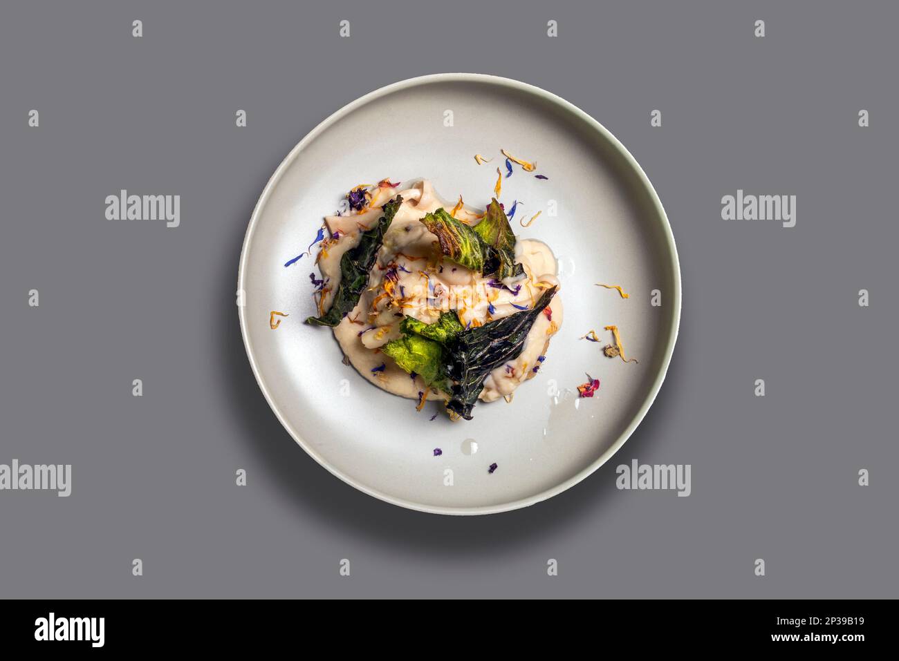 BirdsEye-Blick auf eine moderne, mediterrane Mahlzeit. Stockfoto