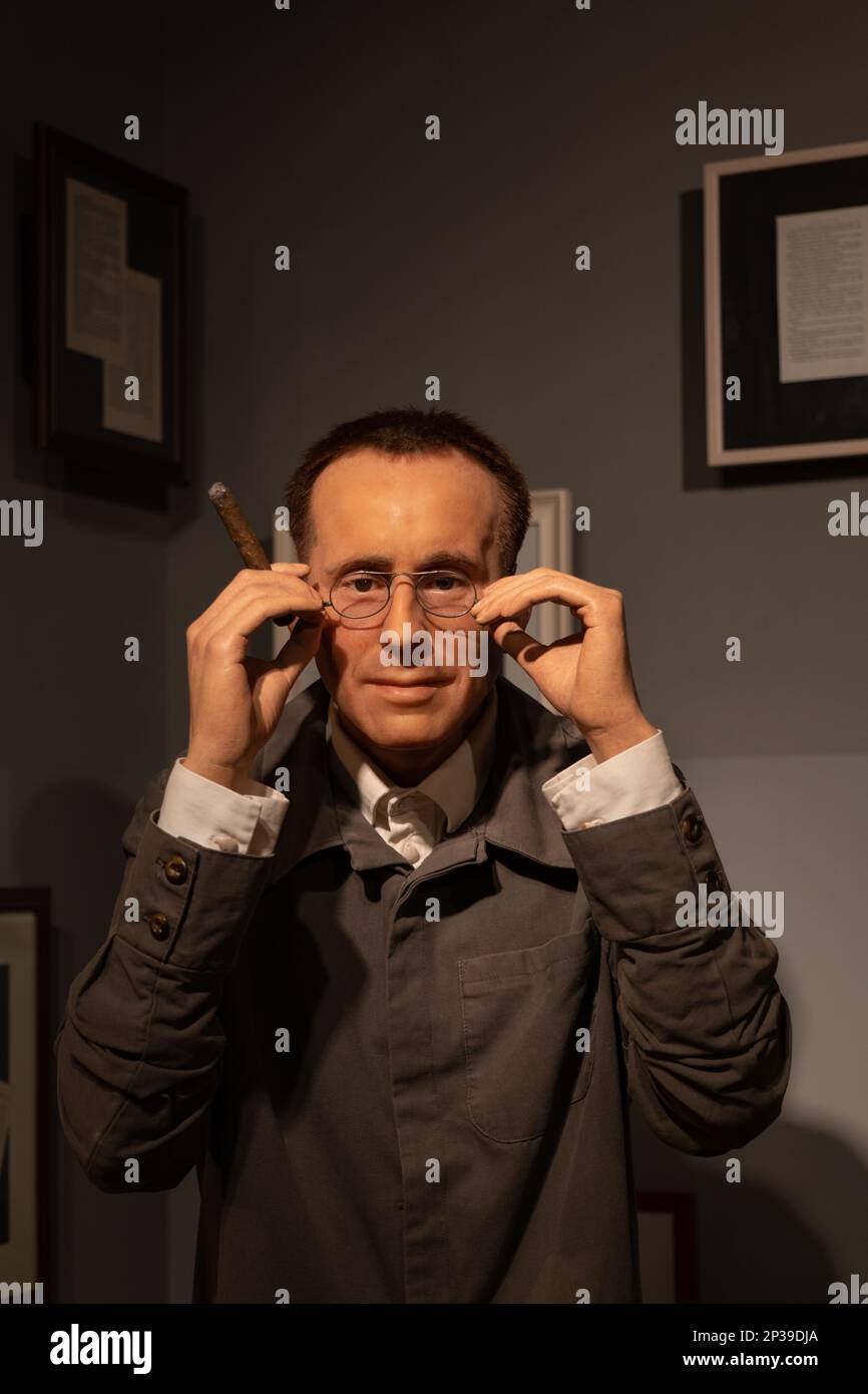 Bertolt Brecht in Madame Tussauds Berliner Wachsfigurenkabinett in Berlin. Die Wachsfigur des deutschen Theaterpraktikers, Dramatikers und Dichters. Stockfoto