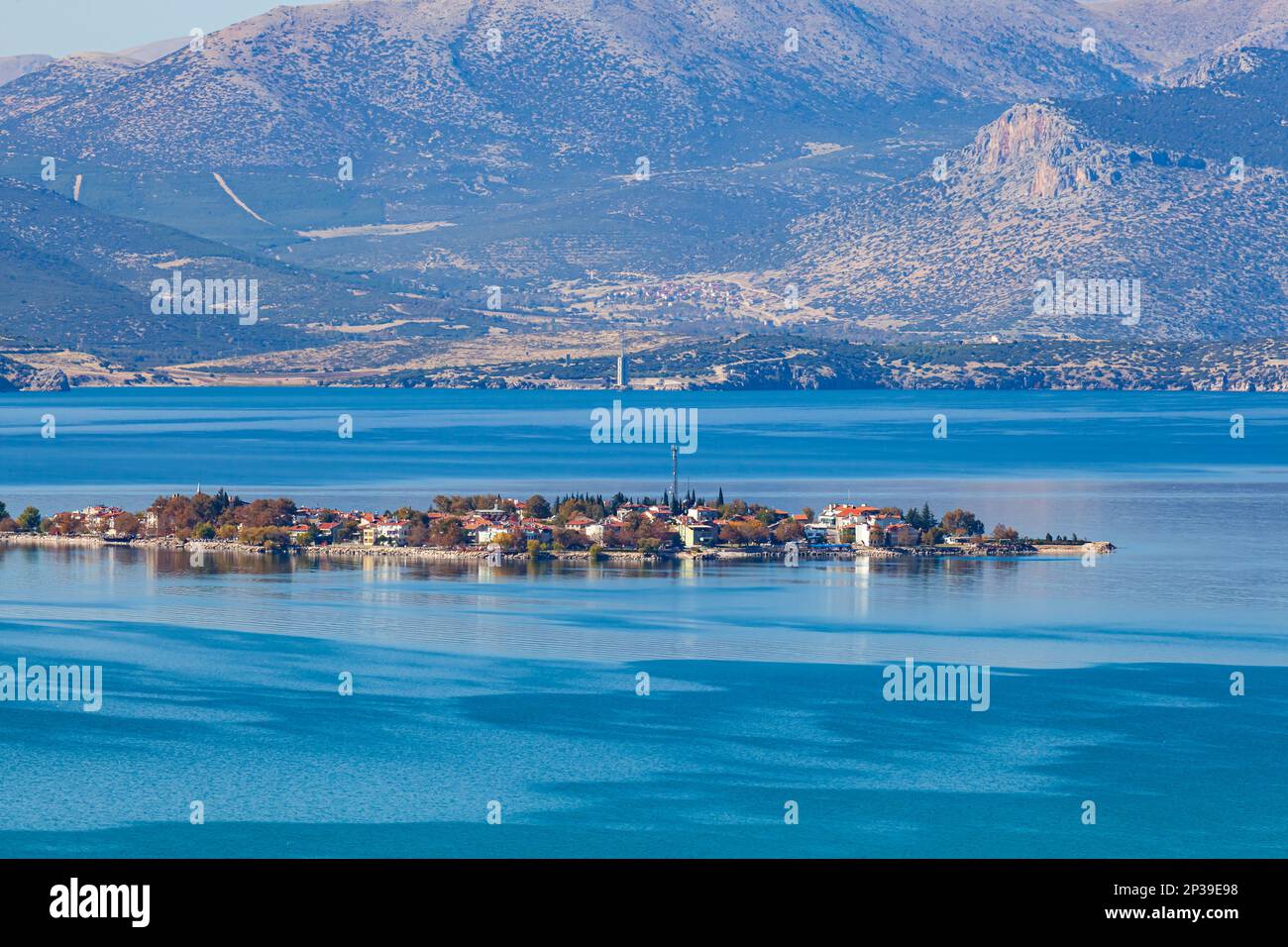 Luftaufnahme der historischen Stadt Egirdir im wunderschönen blauen See Egirdir mit hohem Berg im Hintergrund in der Provinz Isparta, Türkei. Stockfoto