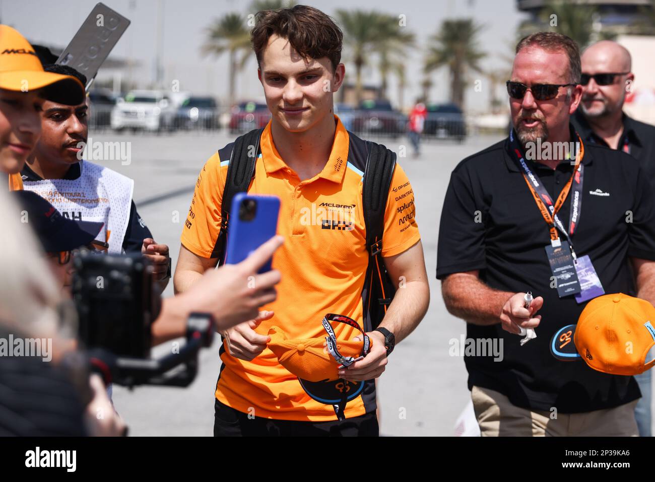 Sakhir, Bahrain. 4. März 2023. Oscar Piastri von McLaren mit Fans vor dem Bahrain Grand Prix der Formel-1-Weltmeisterschaft 2023 auf dem Bahrain International Circuit am 4. März 2023 in Sakhir, Bahrain. (Kreditbild: © Beata Zawrzel/ZUMA Press Wire) NUR REDAKTIONELLE VERWENDUNG! Nicht für den kommerziellen GEBRAUCH! Stockfoto