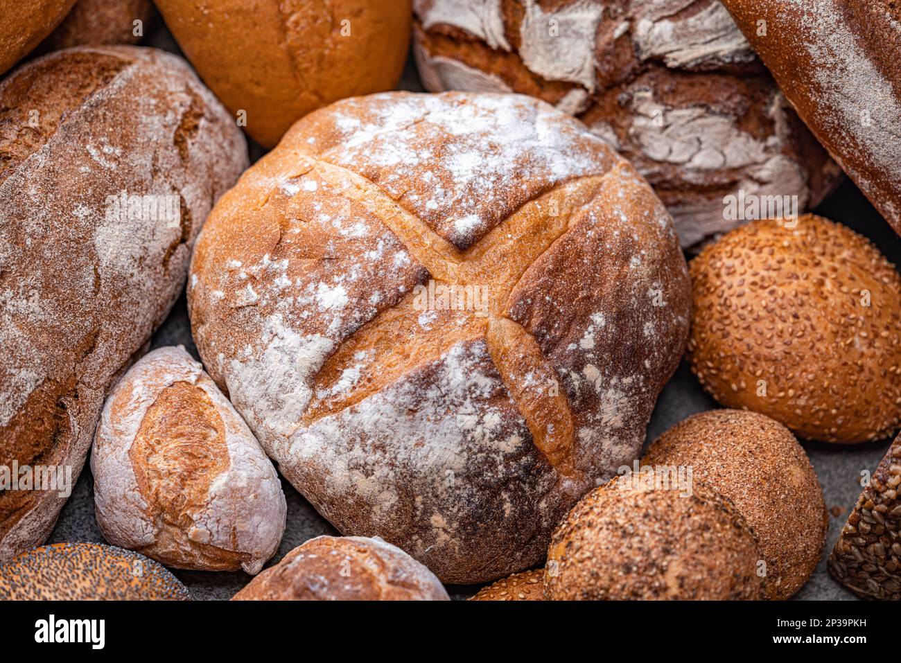 Frisch gebackenes Naturbrot steht auf dem Küchentisch. Stockfoto