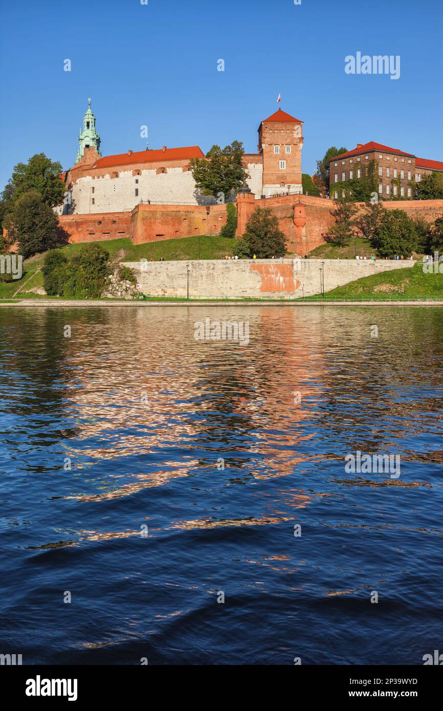 Königliches Schloss Wawel am Fluss Weichsel in der Stadt Kraków (Krakau) in Polen. Ehemalige königliche Residenz und Festung der polnischen Könige, datiert auf Stockfoto