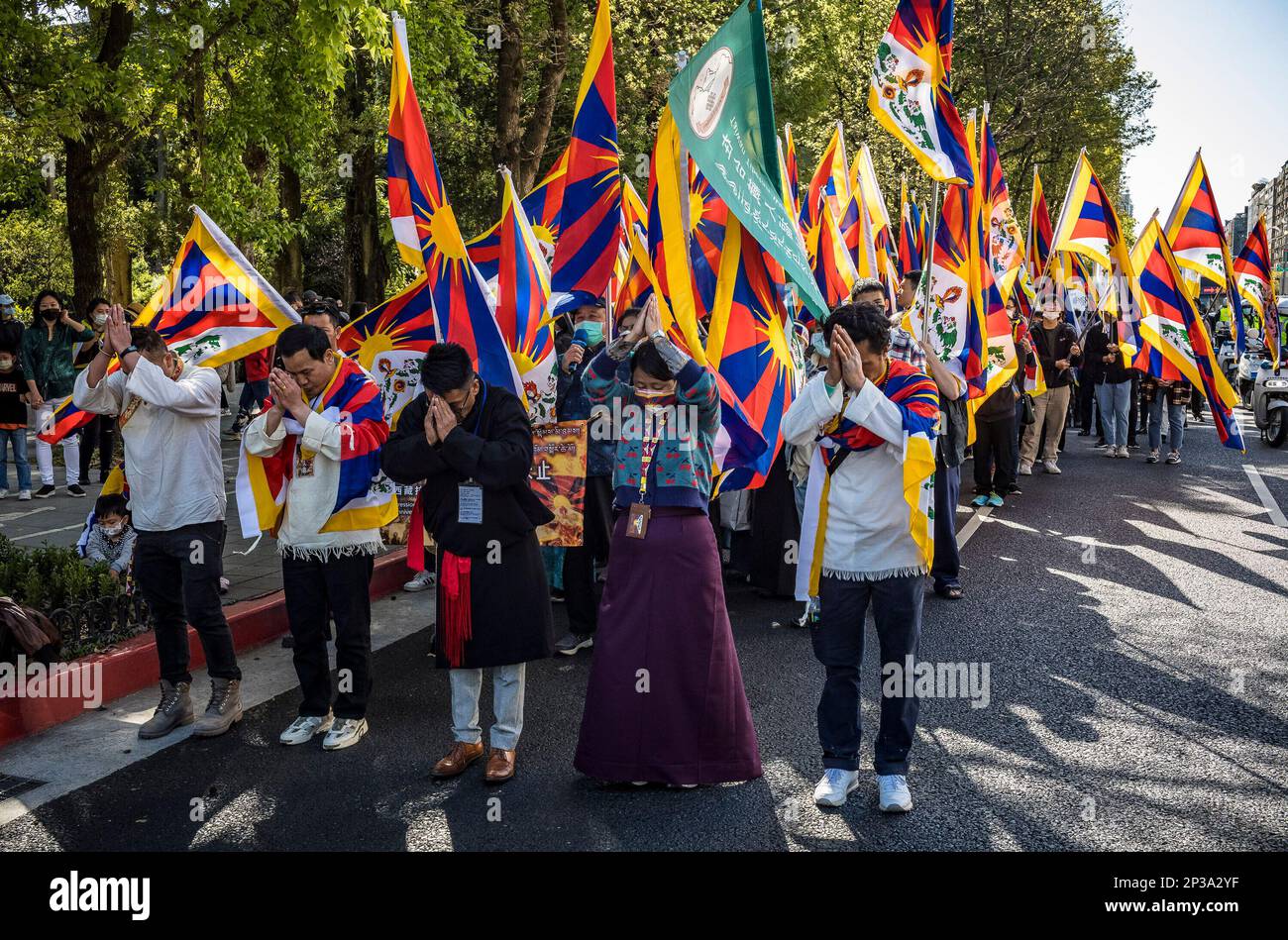 Taipeh. 05. März 2023. Tibeter und Taiwanesen, die die tibetische Freiheit unterstützen, protestieren am 05./03/2023. Anlässlich des 64. Jahrestages des Aufstands in Tibet auf den Straßen Taipeh, Taiwan. Die Demonstranten fordern, dass die chinesischen Behörden aufhören, Menschen in Tibet zu unterdrücken, und dass der Dalai Lama nach Lhasa zurückkehrt. Von Wiktor Dabkowski Credit: dpa/Alamy Live News Stockfoto