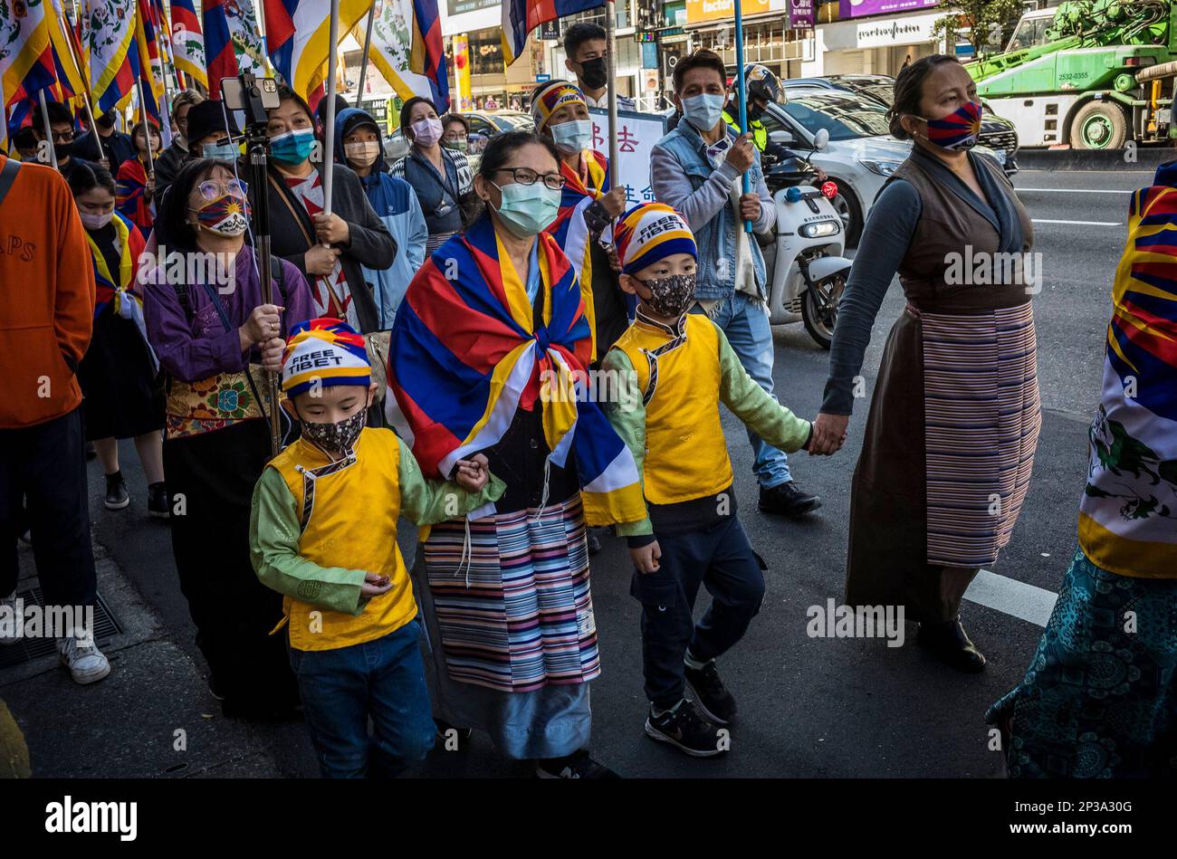 Taipeh. 05. März 2023. Tibeter und Taiwanesen, die die tibetische Freiheit unterstützen, protestieren am 05./03/2023. Anlässlich des 64. Jahrestages des Aufstands in Tibet auf den Straßen Taipeh, Taiwan. Die Demonstranten fordern, dass die chinesischen Behörden aufhören, Menschen in Tibet zu unterdrücken, und dass der Dalai Lama nach Lhasa zurückkehrt. Von Wiktor Dabkowski Credit: dpa/Alamy Live News Stockfoto