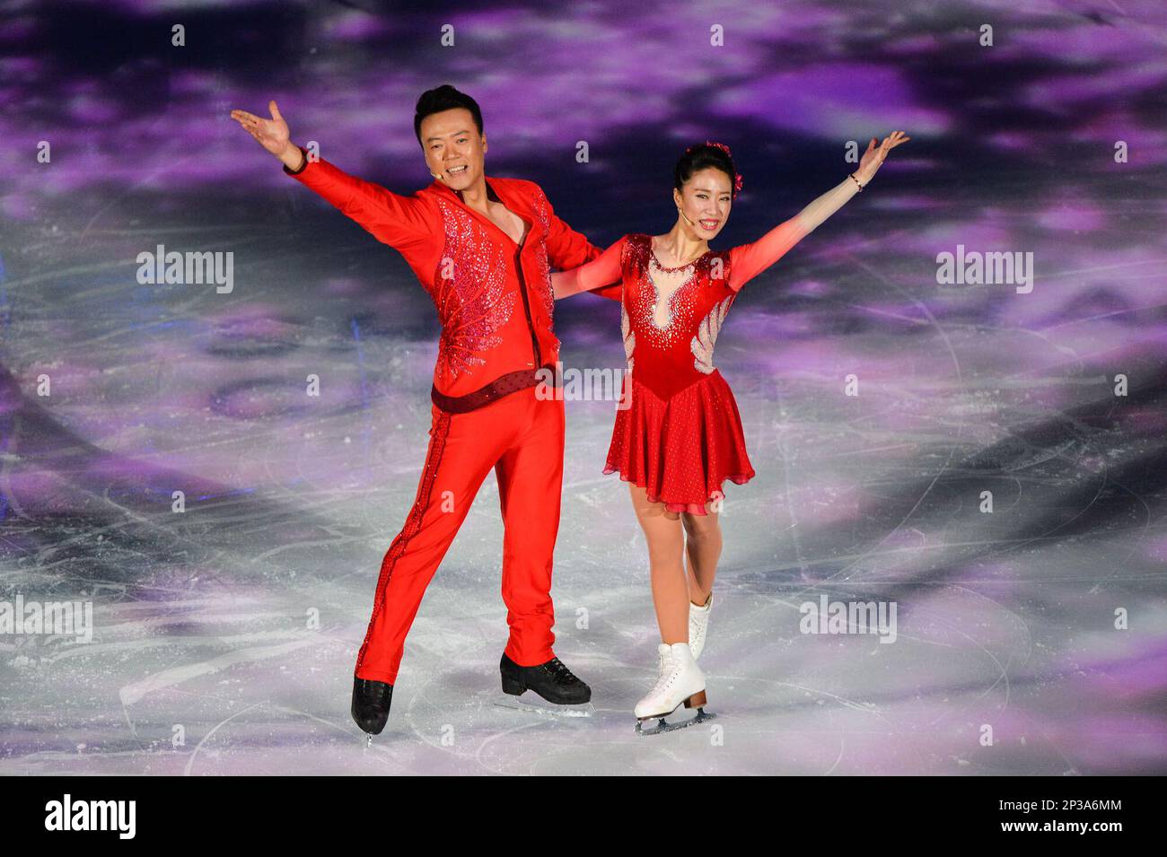 Chinese figure skating couple Shen Xue, right, and Zhao Hongbo perform at the opening ceremony for the ISU World Figure Skating Championships 2015 in Shanghai, China, 25 March 2015.(Imaginechina via AP Images) Stockfoto