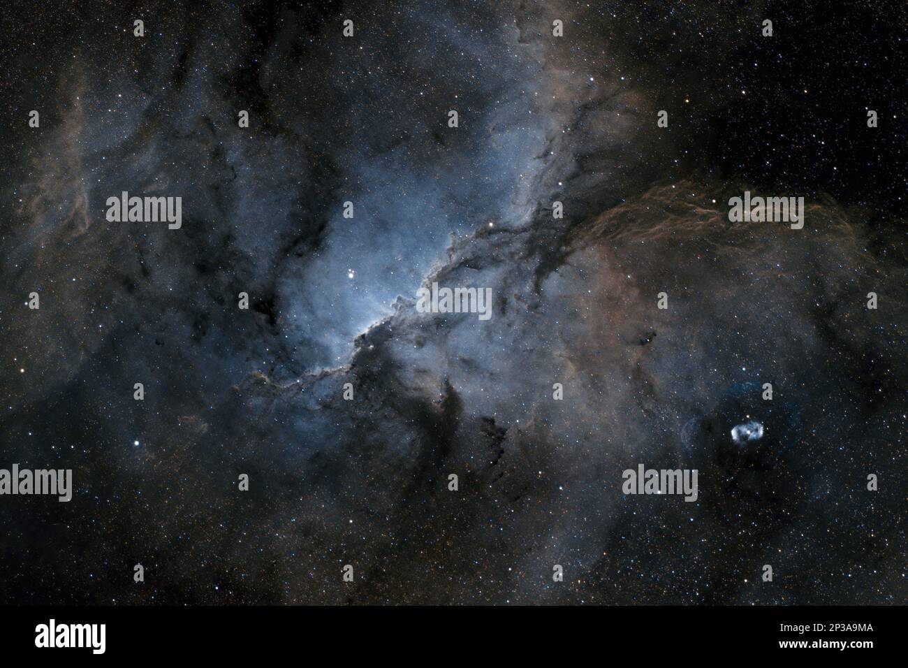 Aerielblick auf den Drachennebel im Sternbild Dorado, atemberaubende Wolken aus interstellarem Staub und Gas, die am Nachthimmel glühen Stockfoto Aerielblick auf den Drachennebel im Sternbild Dorado, atemberaubende Wolken aus interstellarem Staub und Gas, die am Nachthimmel glühen Stockfoto
