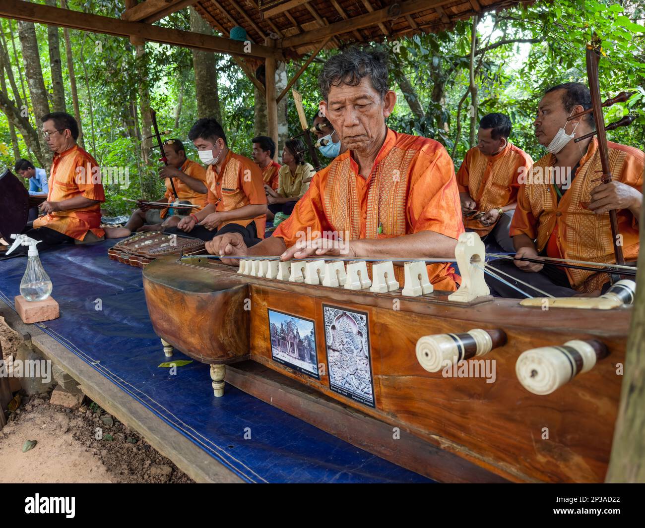 Im Banteay Srey Tempel in Angkor, Kambodscha, spielt eine Gruppe von Männern, die durch Landminen behindert werden, traditionelle kambodschanische Musik. Stockfoto