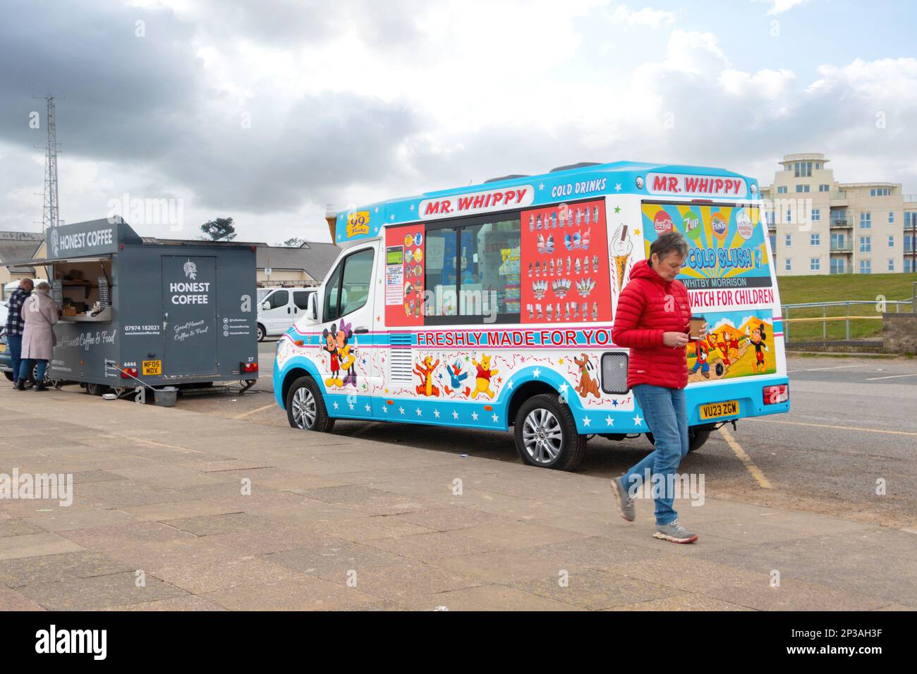 Mr. Whippy-Eiswagen am Wintertag nahe der crosby-Küste Stockfoto