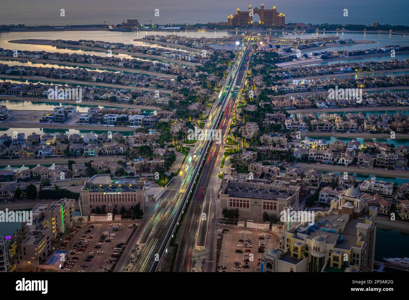 Dubai, Vereinigte Arabische Emirate - 05 2021. Dez.: Luftaufnahme der Palm Jumeirah am Abend in Dubai, Langzeitfoto mit Lichtpfaden im Auto Stockfoto