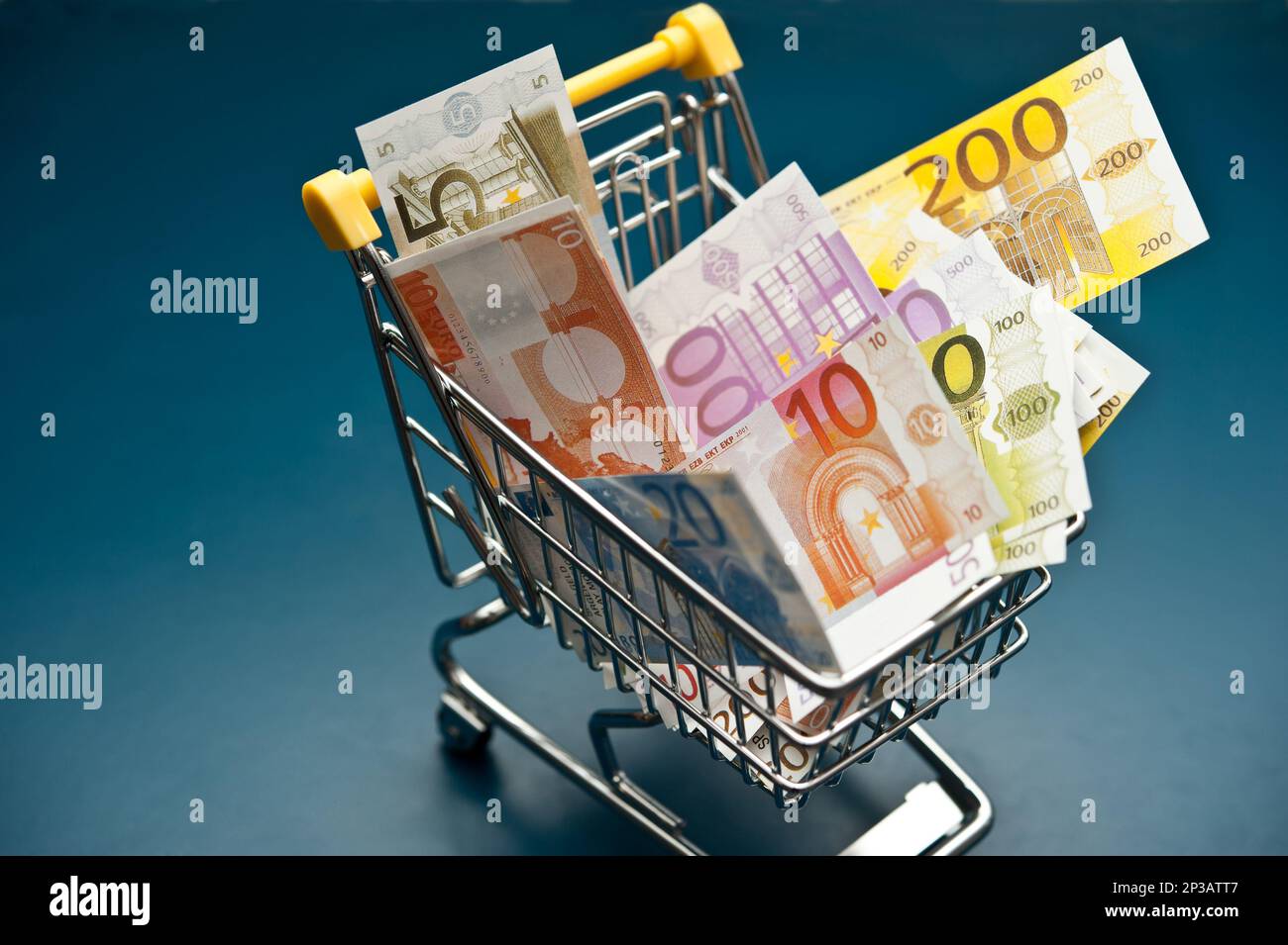 Mit Euro-Banknoten gefüllter Warenkorb Stockfoto