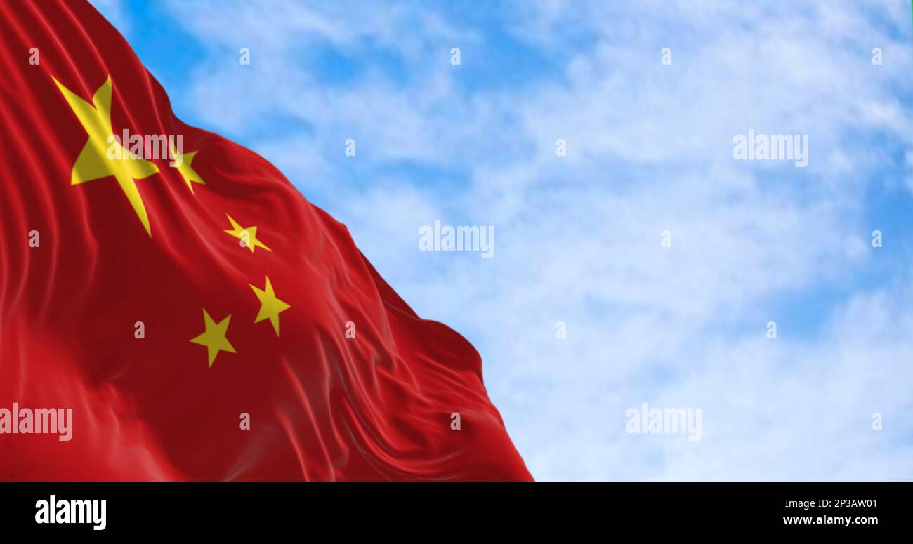 Die Flagge Chinas, die an einem sonnigen Tag winkt. Roter Hintergrund, fünf gelbe Sterne. Der größte Stern symbolisiert die Führung der Kommunistischen Partei Chinas. 3 Stockfoto