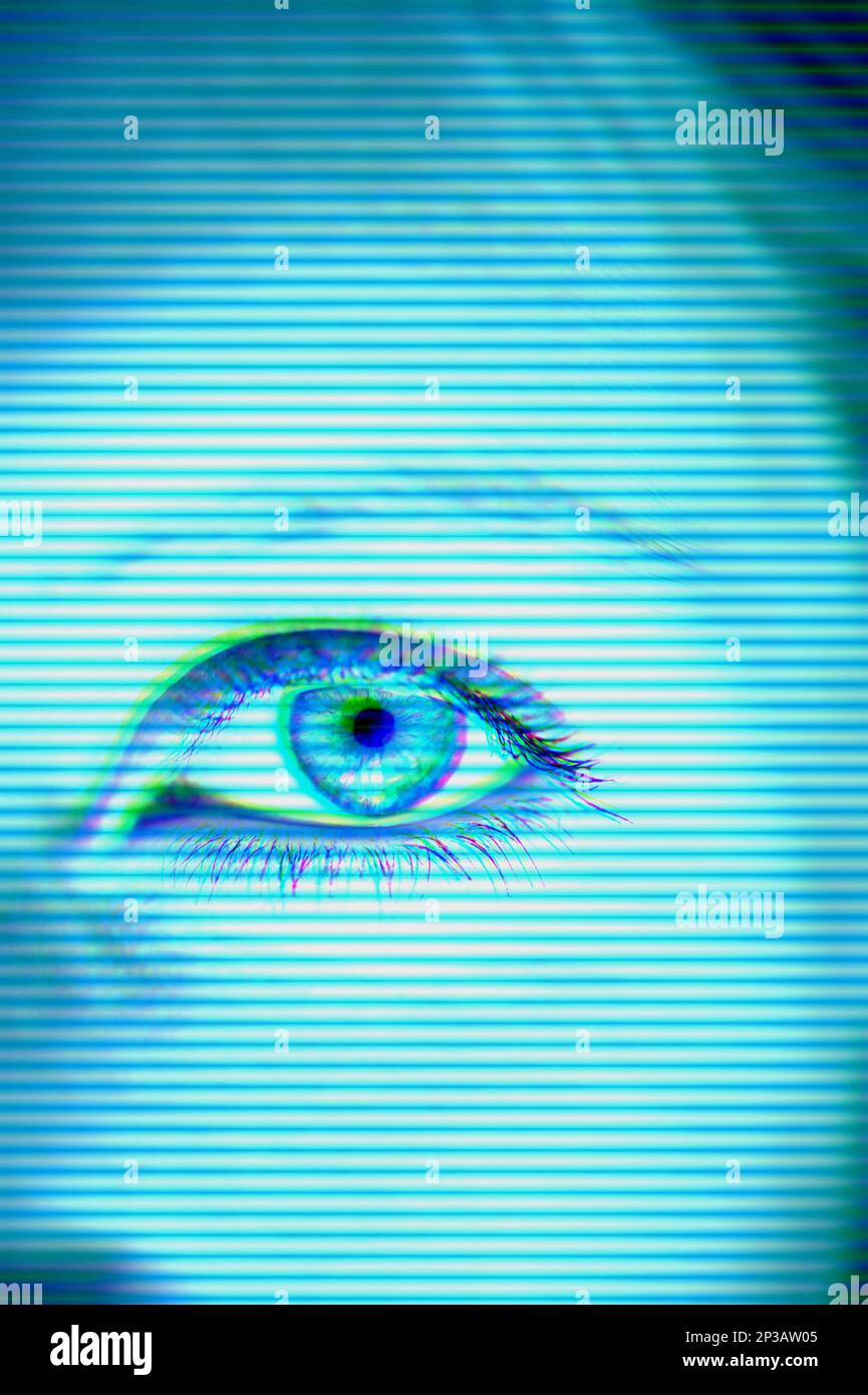 Ein weibliches Auge, das von einem Bildschirm mit Linien aus schaut Stockfoto