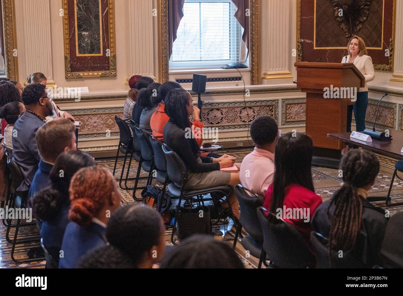 Die stellvertretende Verteidigungsministerin Kathleen Hicks spricht mit Studenten der ROTC, historisch gesehen schwarzen Colleges und Universitäten mit Studentenveteranen und Professoren der Militärwissenschaften während einer Verlobungsveranstaltung des Black History Month im Eisenhower Executive Office Building, Washington, D.C., am 17. Februar 2023. Stockfoto