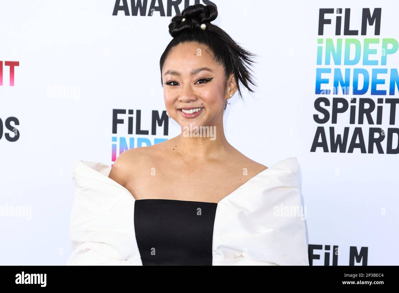 SANTA MONICA, LOS ANGELES, KALIFORNIEN, USA - MÄRZ 04: Stephanie Hsu trägt ein Khoon-Hoi-Kleid und Schmuck von Delfina Delettrez und wird am 4. März 2023 bei den Film Independent Spirit Awards 2023 am Santa Monica Beach in Santa Monica, Los Angeles, Kalifornien, USA, verliehen. (Foto von Xavier Collin/Image Press Agency) Stockfoto