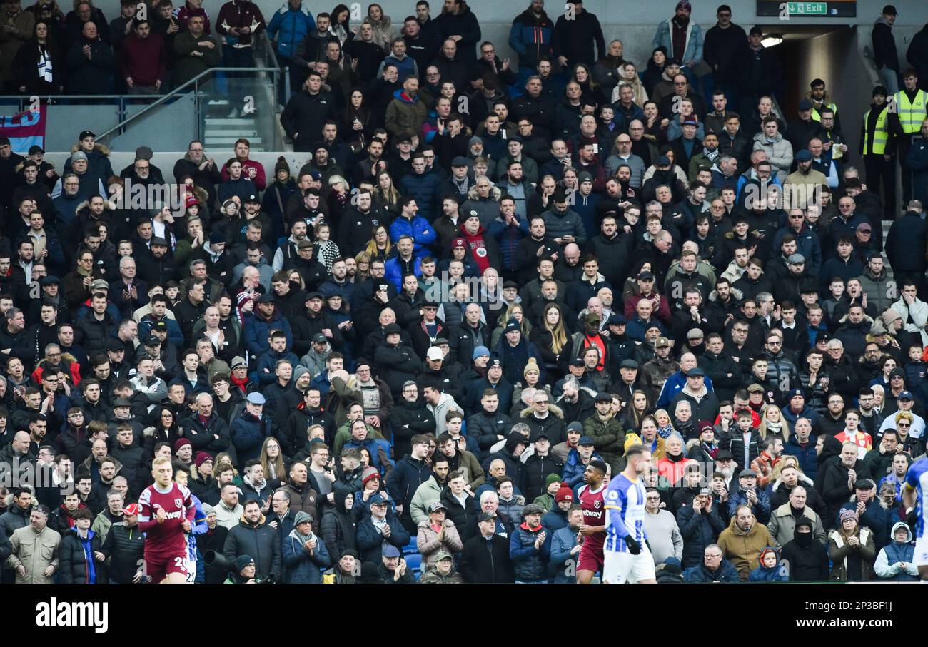 West Ham-Fans während des Premier League-Spiels zwischen Brighton & Hove Albion und West Ham United im American Express Community Stadium , Brighton , Großbritannien - 4. März 2023. Foto: Simon Dack/Teleobjektiv. Nur redaktionelle Verwendung. Kein Merchandising. Für Fußballbilder gelten Einschränkungen für FA und Premier League. Keine Nutzung von Internet/Mobilgeräten ohne FAPL-Lizenz. Weitere Informationen erhalten Sie von Football Dataco Stockfoto