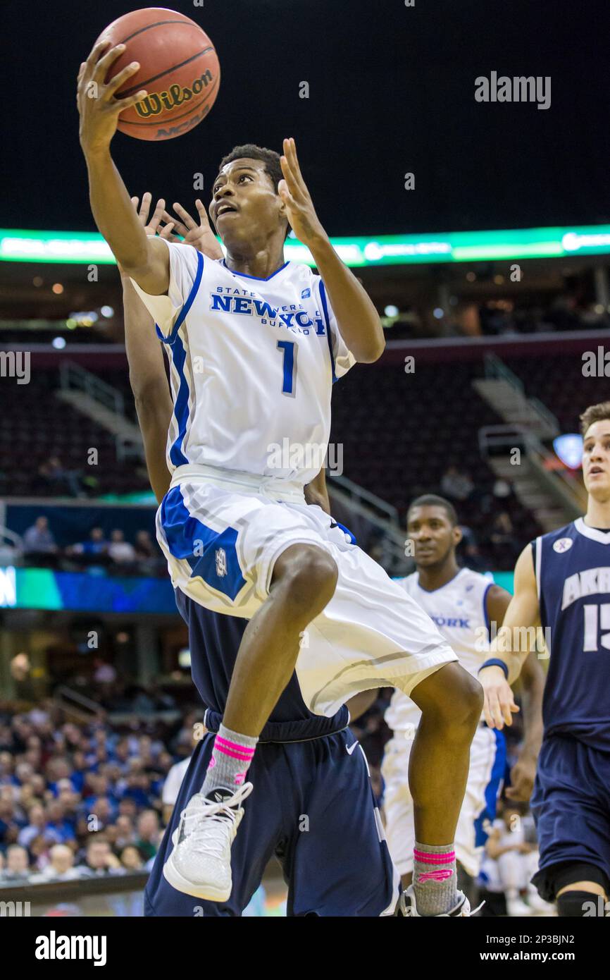 13 March 2015: Buffalo Bulls G Lamonte Bearden (1) drives to the basket during the MAC Men's Basketball Tournament game between the Buffalo Bulls and Akron Zips at Quicken Loans Arena in Cleveland, OH. Buffalo defeated Akron 68-59. (Icon Sportswire via AP Images) Stockfoto