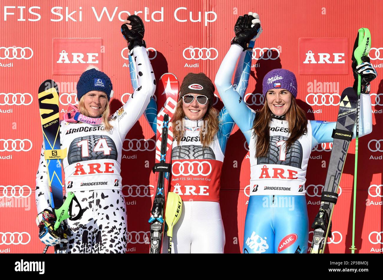 Winner Mikaela Shiffrin of the US, center, celebrates with 2nd placed Veronika Velez Zuzulova of Slovakia, left, and 3rd placed Sarka Strachova of the Czech Republic on the podium after the women's FIS Alpine Ski World Cup slalom in Are, Sweden, March 14, 2015. (AP Photo/Pontus Lundahl, TT) SWEDEN OUT Stockfoto