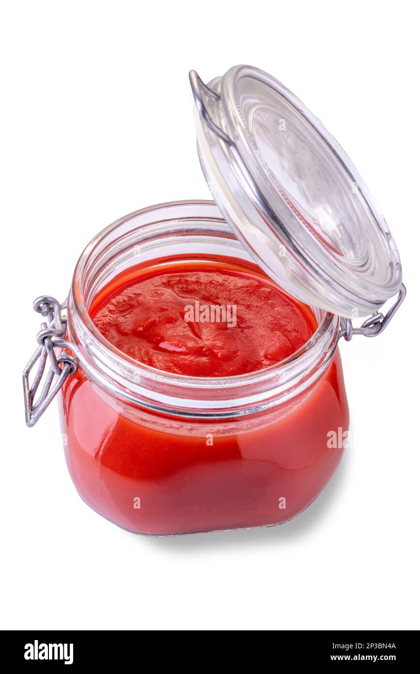 Glasbehälter mit Tomatenpüree-Sauce, geöffnet in der Draufsicht, isoliert auf weißem Hintergrund, Clipping-Pfad im Lieferumfang enthalten Stockfoto