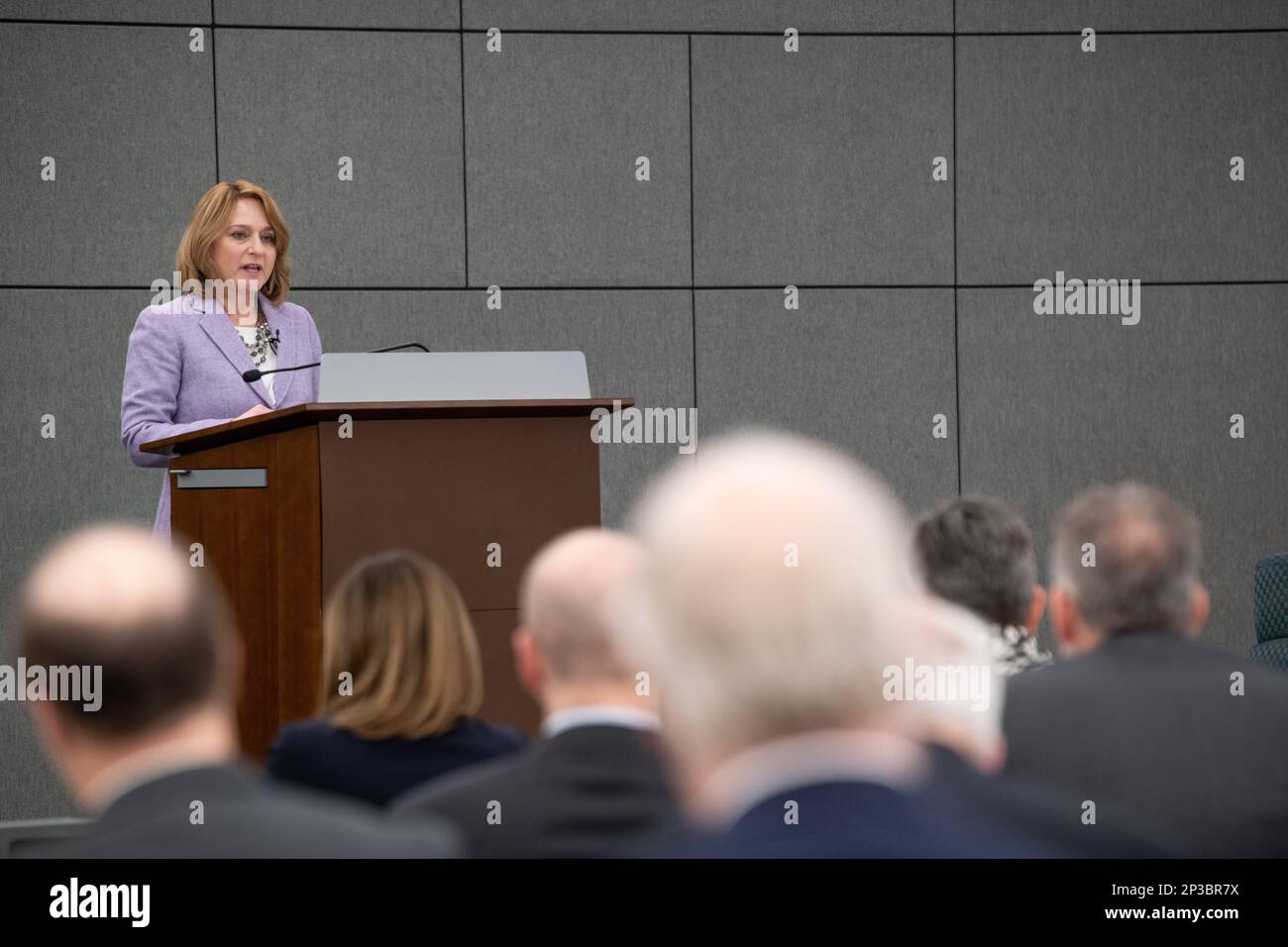 Die stellvertretende Verteidigungsministerin Kathleen H. Hicks spricht während der Kickoff-Veranstaltung des Defense Management Institute am Institute for Defense Analysis, Alexandria, VA, am 31. Januar 2023. Stockfoto