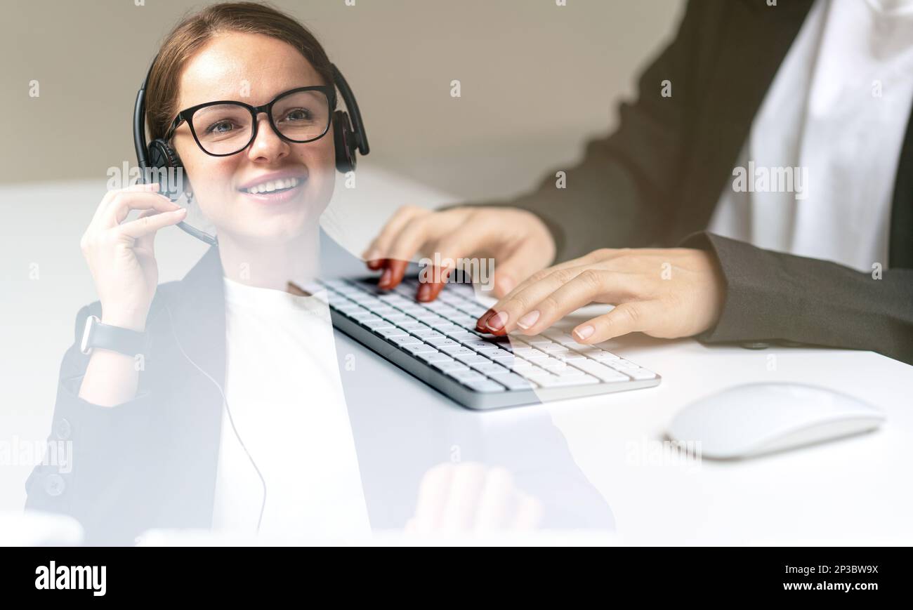 Kontaktcenter-Mitarbeiterin, die mit dem Kunden über ein Headset spricht. Stockfoto
