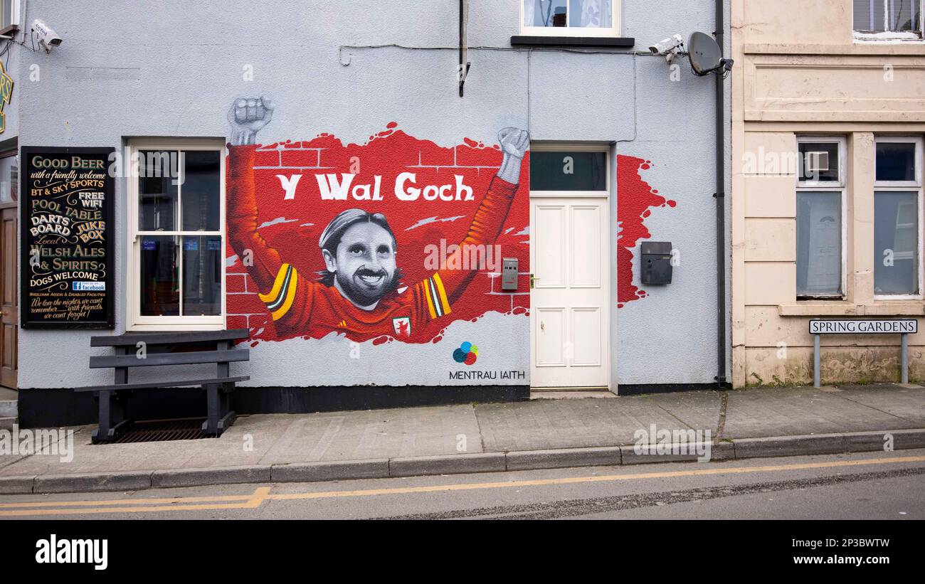 Joe Allen-Wandgemälde an der Seite des Farmers Pub in Narberth, Pembrokeshire, Wales am 5. März 2023. Kredit: Lewis Mitchell Stockfoto