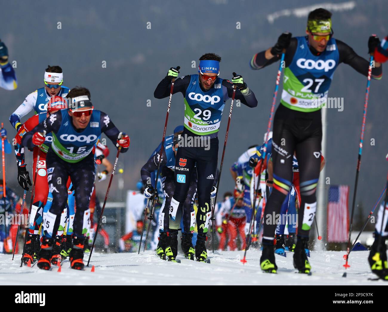 Planica, Slowenien. 05. März 2023. Skipisten: Weltmeisterschaften, Skilanglauf - 50 km klassisch, Männer. Jonas Dobler aus Deutschland (Latz Nummer 29) in Aktion während des Massenstarts. Kredit: Daniel Karmann/dpa/Alamy Live News Stockfoto