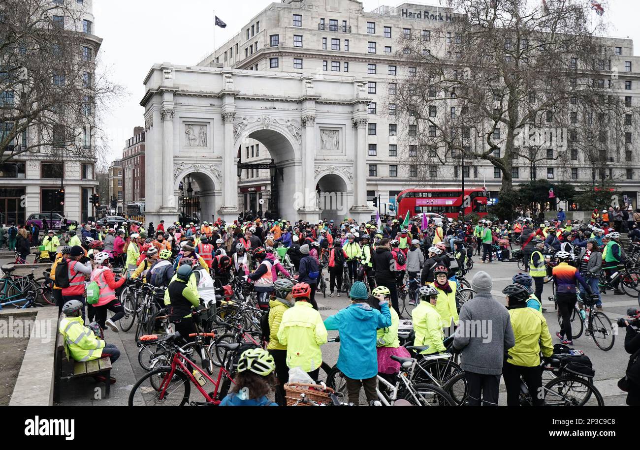 Radfahrer in Marble Arch, bevor sie an einem Protest teilnahmen, der von der London Cycling Campaign organisiert wurde und in dem ein sicheres Radfahren für Frauen in London gefordert wird. Foto: Sonntag, 5. März 2023. Stockfoto