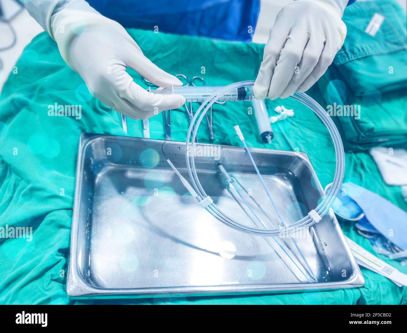 Die Pflegekraft bereitet den Führungsdraht für medizinisches Material für chirurgische Eingriffe vor und ist steril Stockfoto