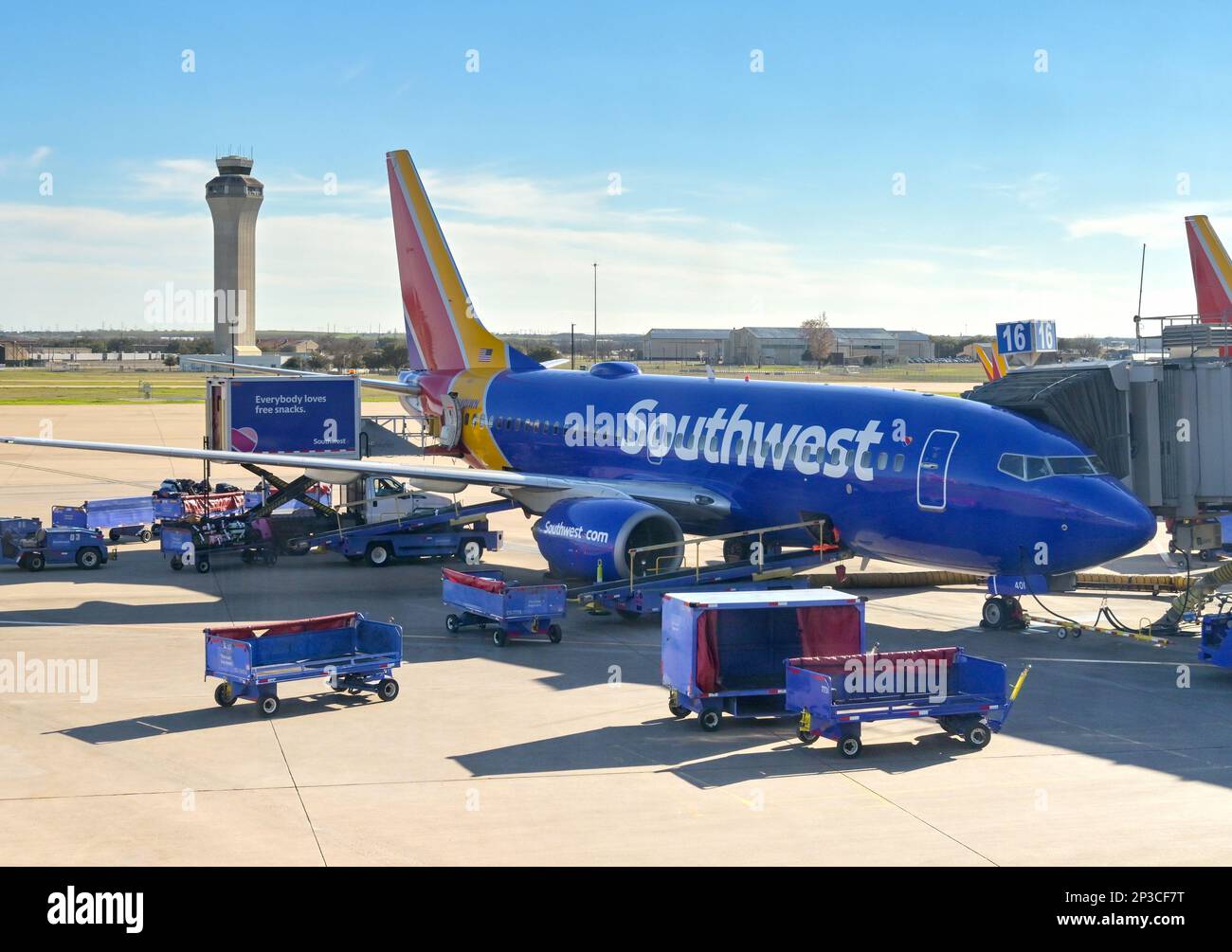 Austin, Texas - Februar 2023: Southwest Airlines Boeing 737 Passagierjet parkt am Flughafenterminal mit Gepäck und Ladeausrüstung Stockfoto