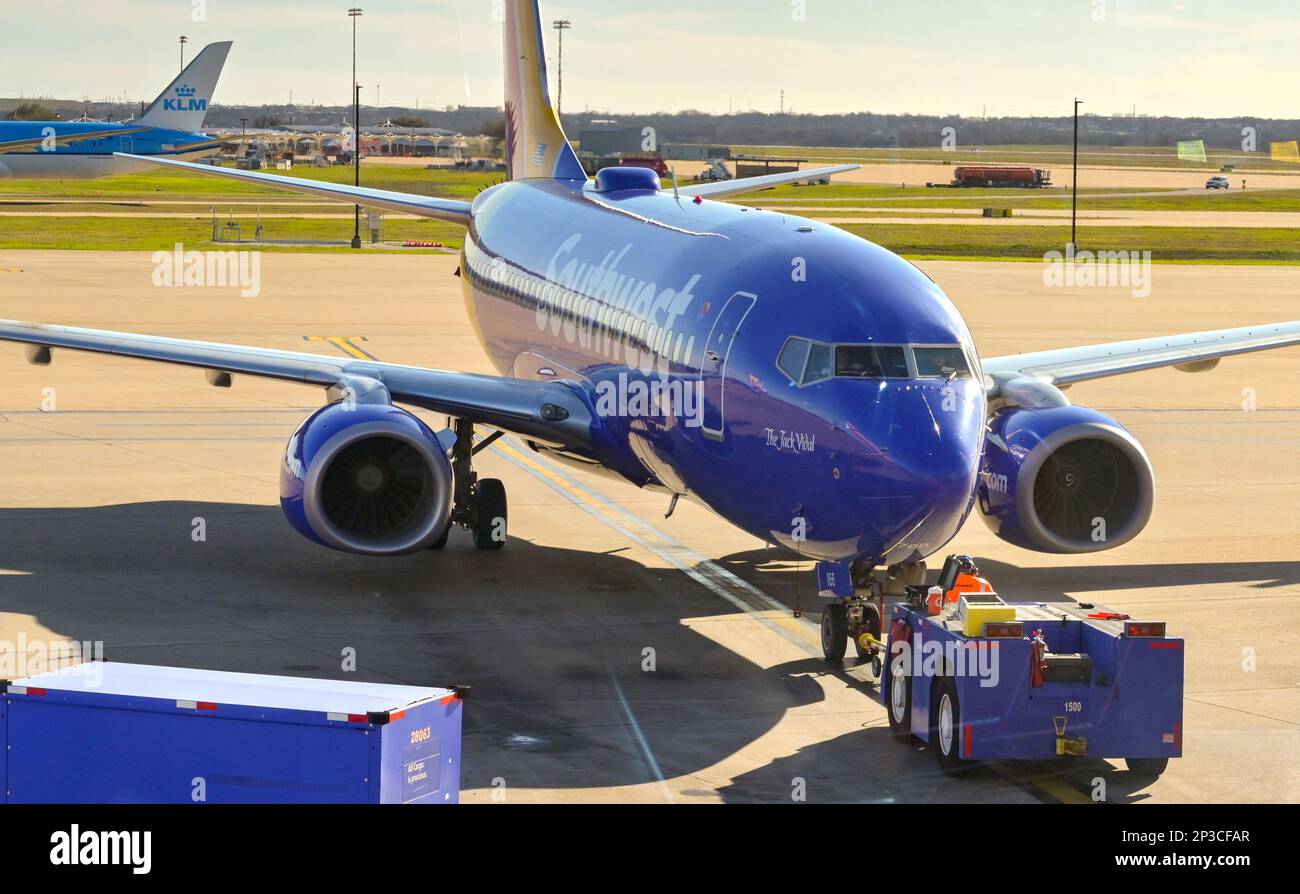 Austin, Texas - Februar 2023: Southwest Airlines Boeing 737 Passagierjet wird vom Flughafenterminal von einem kleinen Traktor zum Start zurückgeschoben Stockfoto