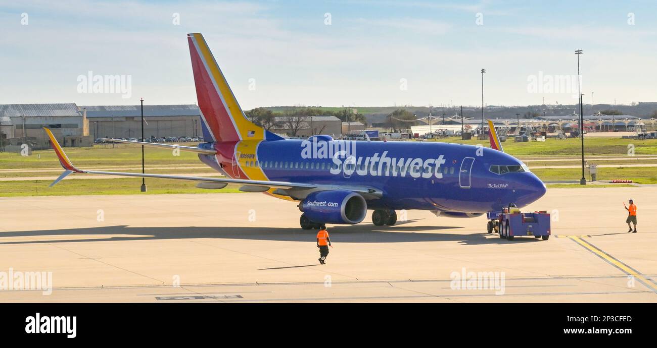 Austin, Texas - Februar 2023: Southwest Airlines Boeing 737 Passagierjet wird vom Flughafenterminal von einem kleinen Traktor zum Start zurückgeschoben Stockfoto