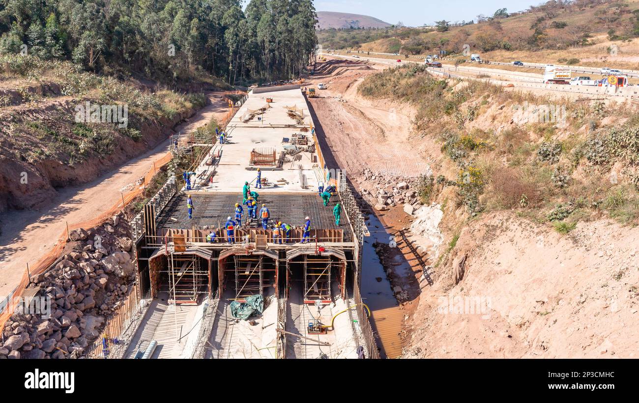 Bauindustrie Infrastruktur neuer Straßen Regen Überschwemmung Wassertunnel Halbfortschritt der unterirdischen Gebäudestruktur. Stockfoto