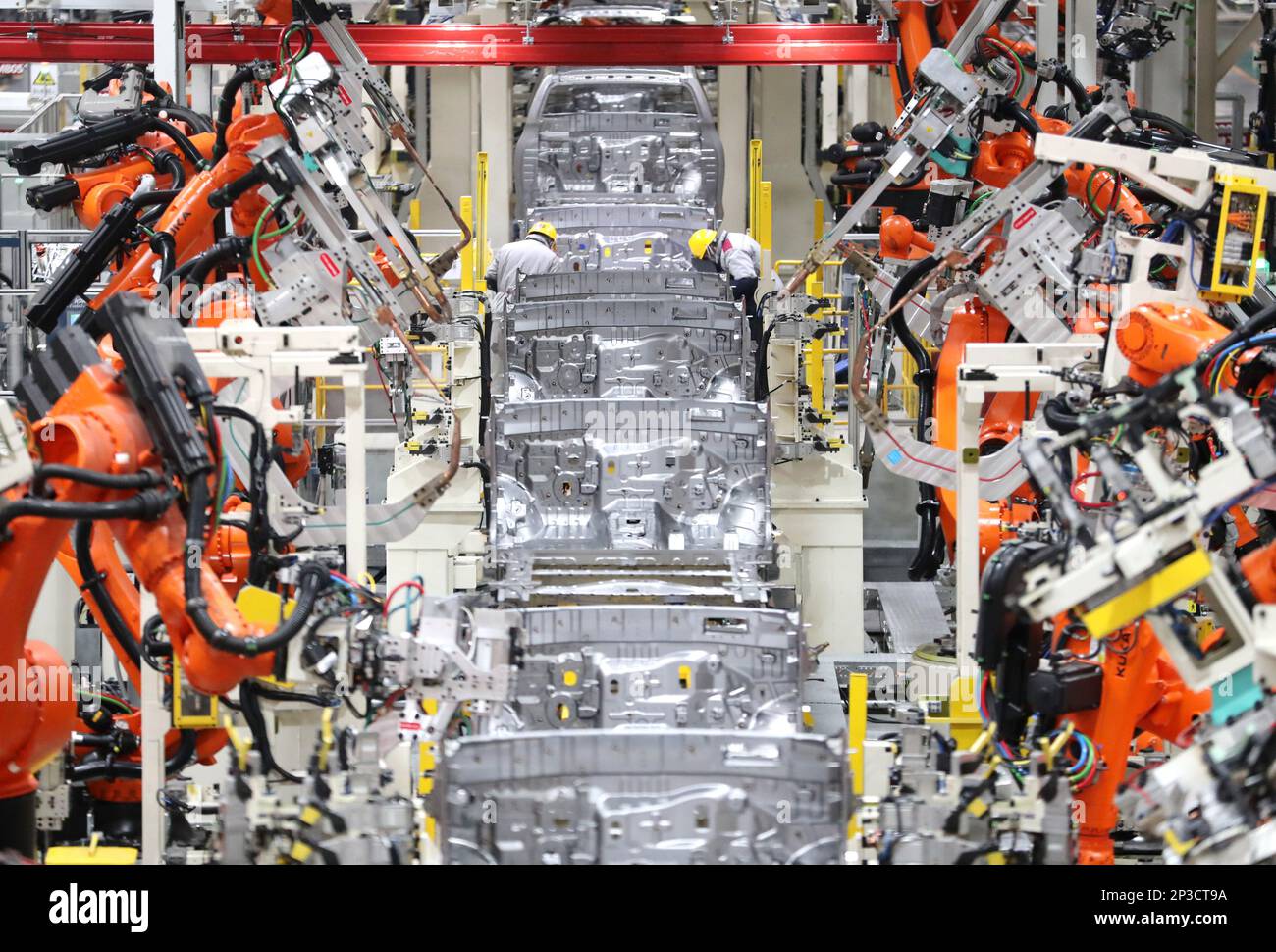 Peking, Chinas Provinz Shandong. 14. Januar 2023. Roboter führen Schweißarbeiten in der Werkstatt einer Automobilfabrik in Qingdao in Ostchina in der Provinz Shandong am 14. Januar 2023 durch. Kredit: Zhang Jingang/Xinhua/Alamy Live News Stockfoto