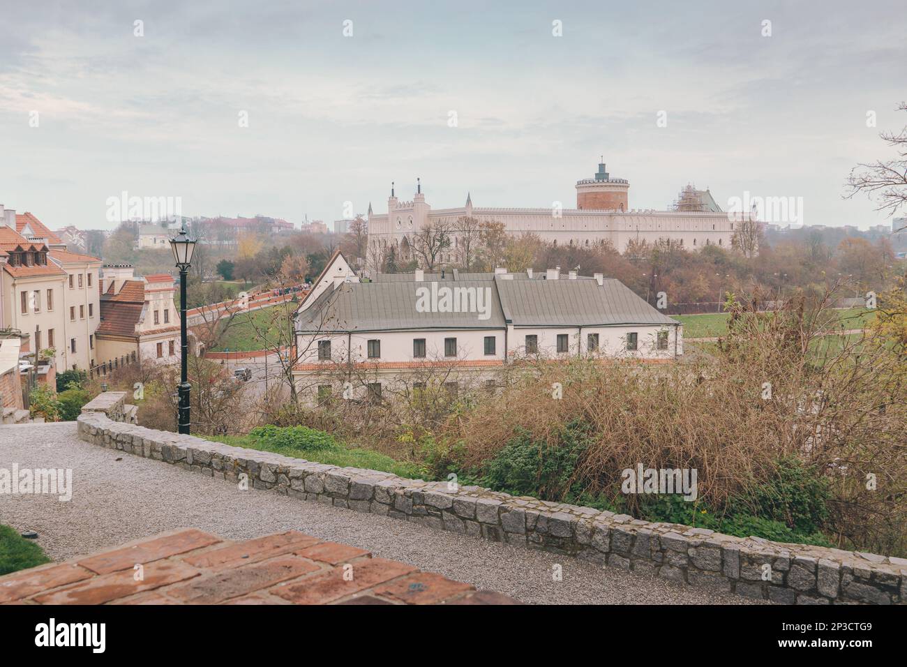 Blick auf das Schloss Lublin vom Po Farze Platz in Lublin. Straße und Laterne im Vordergrund Stockfoto
